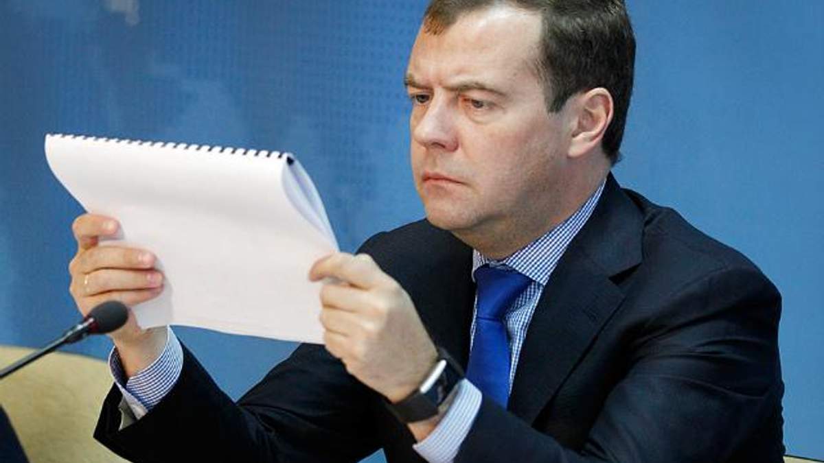 Медведєв підписав постанову про мито для товарів з України 