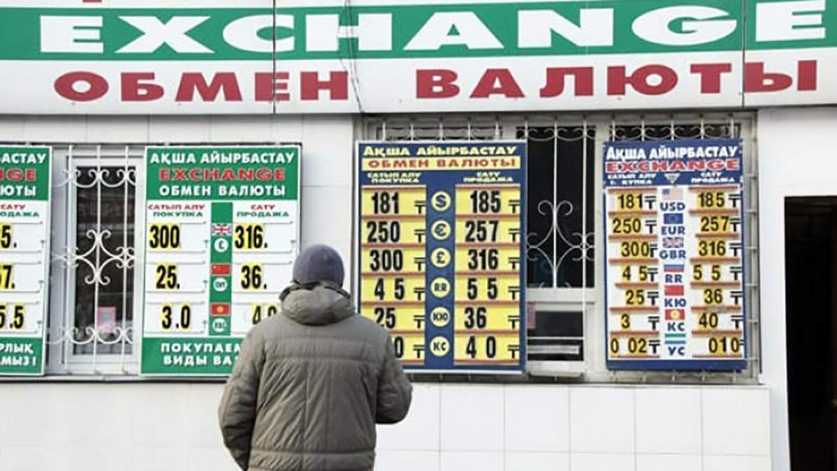 У Казахстані масово скуповують валюту після заяви Назарбаєва про відставку