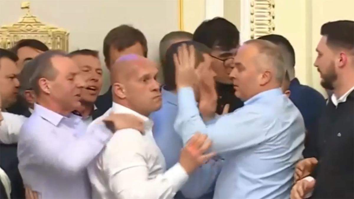 Кива погрожував з'їсти Мотовиловця: бійка в аграрному комітеті Кива погрожував з'їсти Мотовиловця: бійка в аграрному комітеті