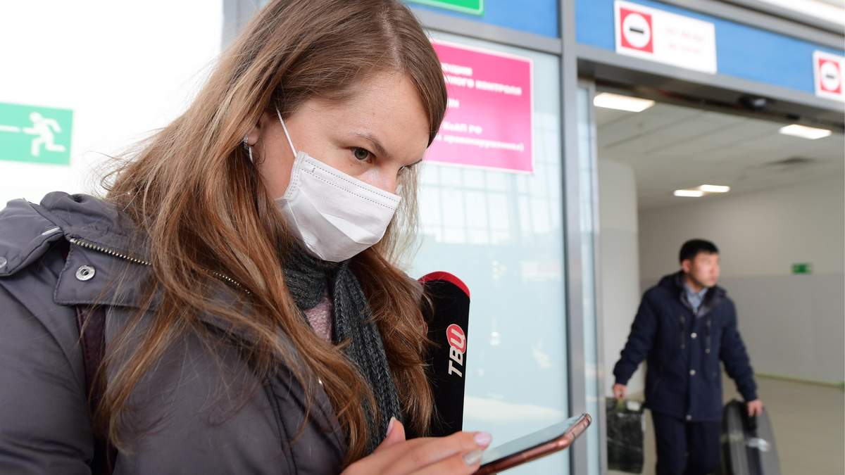 Дівчина у масці в аеропорту Владивостоку, Росія