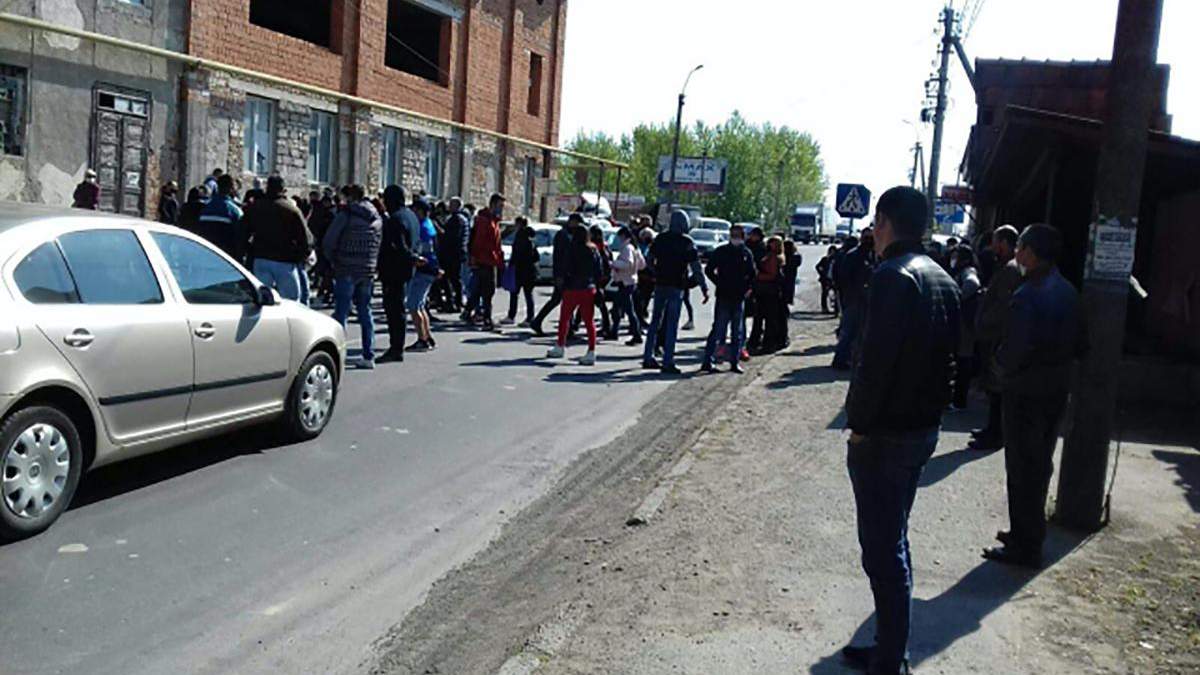 Підприємці перекривали трасу на Закарпатті з вимогою відкрити ринки Підприємці перекривали трасу на Закарпатті з вимогою відкрити ринки