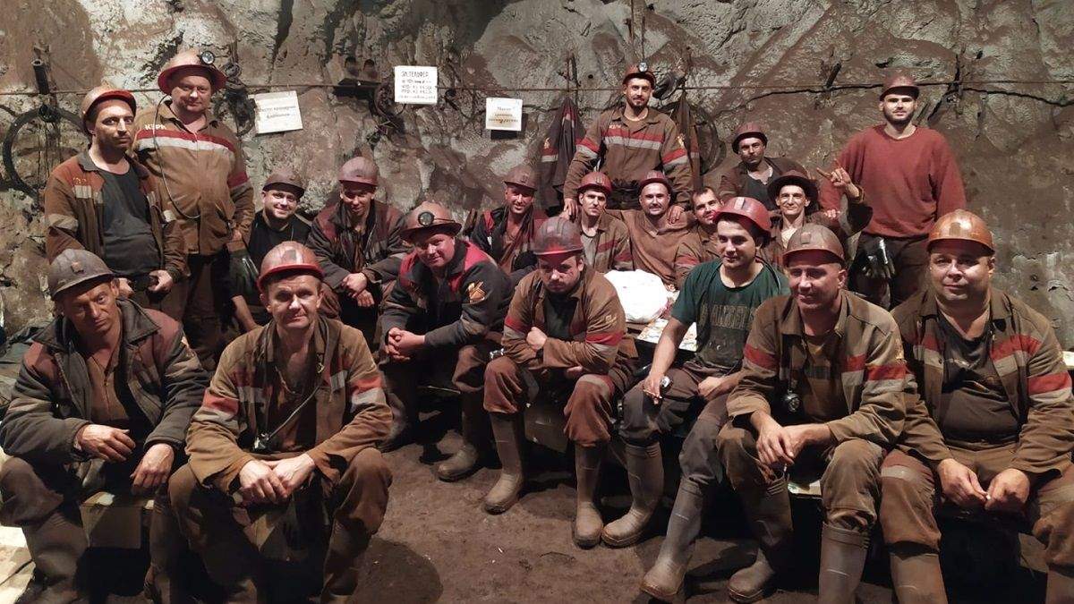В Кривом Роге на КЖРК горняки и администрация достигли мирового соглашения: забастовщики уже вышли наверх В Кривом Роге на КЖРК горняки и администрация достигли мирового соглашения: забастовщики уже вышли наверх