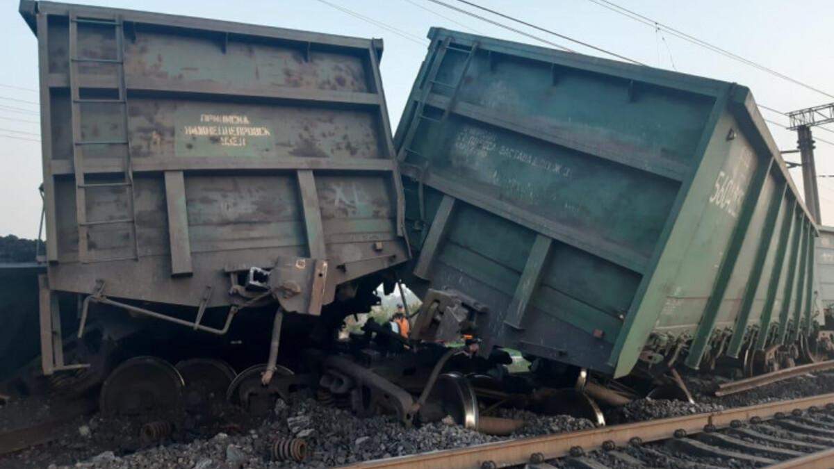 У Кривому Розі зійшли з рейок 14 товарних вагонів: фото У Кривому Розі зійшли з рейок 14 товарних вагонів: фото
