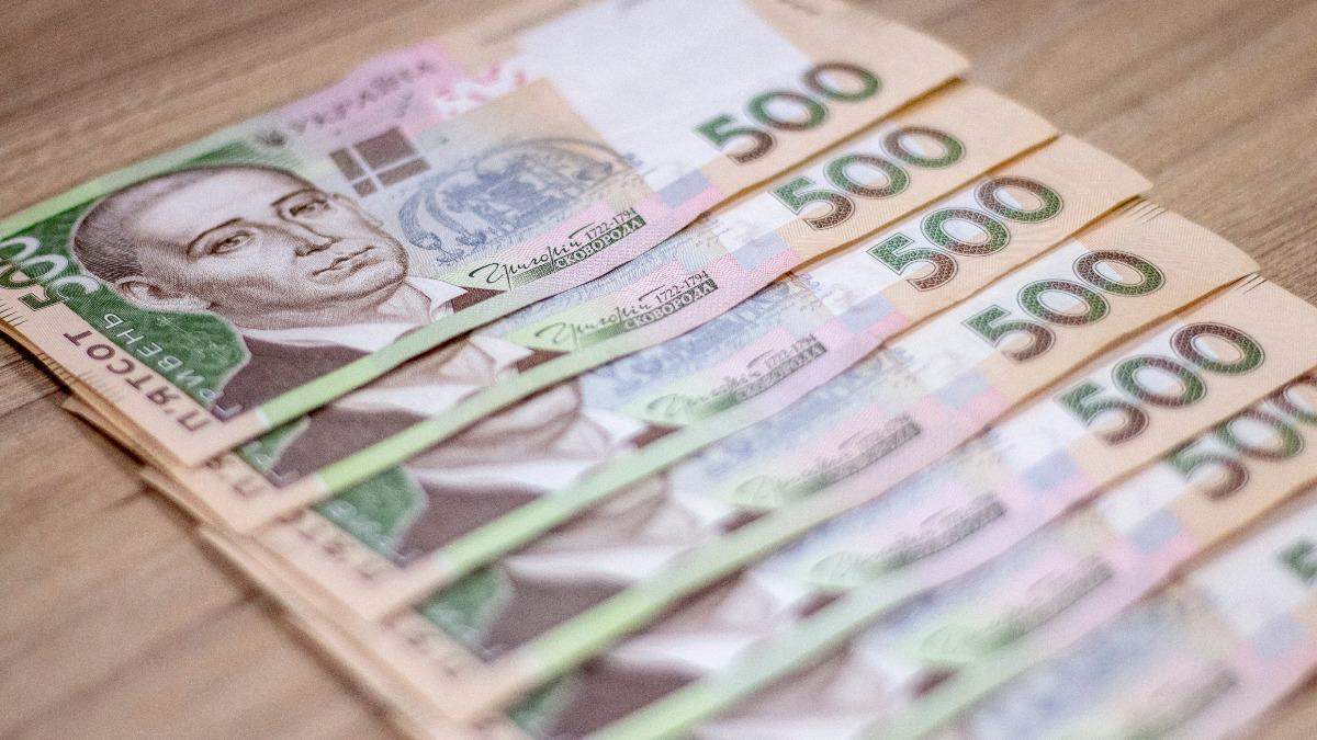 Українці у листопаді отримували менше: якою була середня зарплата Українці у листопаді отримували менше: якою була середня зарплата