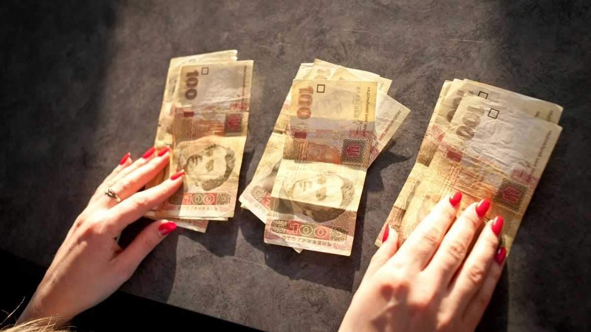 Підвищення зарплати бюджетникам у 2021: на скільки й кому Підвищення зарплати бюджетникам у 2021: на скільки й кому