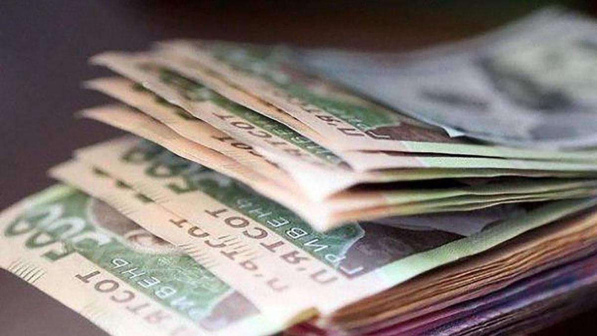 В Україні планують підвищити зарплату чиновникам