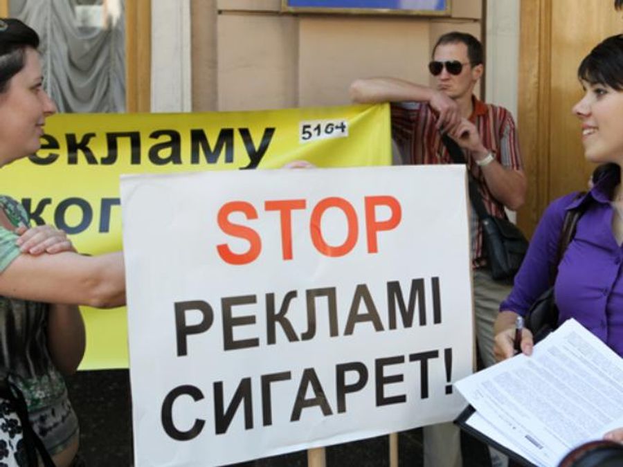 У Кинаха просят Януковича ветировать закон о запрете рекламы сигарет У Кинаха просят Януковича ветировать закон о запрете рекламы сигарет