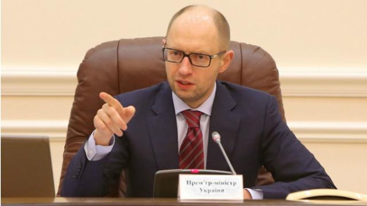 Яценюк говорит, что пока повышений зарплат и пенсий не будет Яценюк говорит, что пока повышений зарплат и пенсий не будет