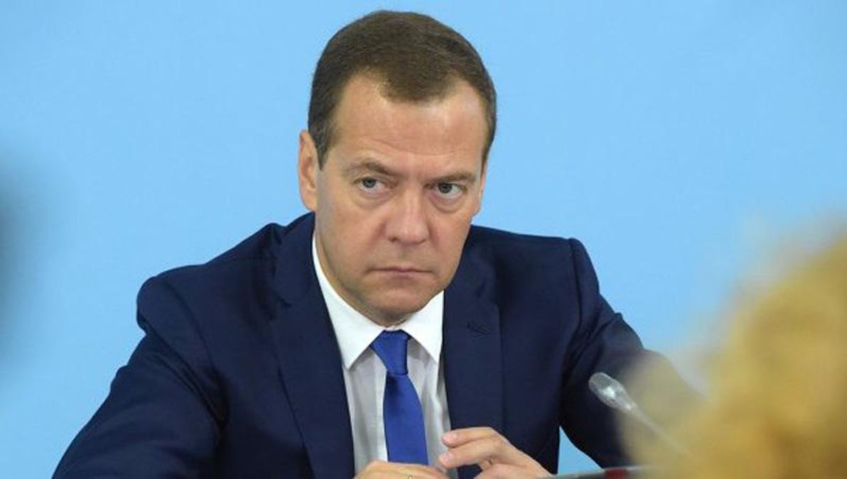 Медведев ввел в действие санкции в отношении Украины и требует отсудить "кредит Януковича" Медведев ввел в действие санкции в отношении Украины и требует отсудить "кредит Януковича"