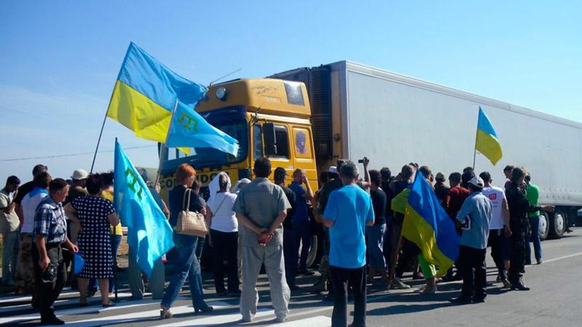 Официальная блокада Крыму вступила в силу: активисты снимают блокпосты