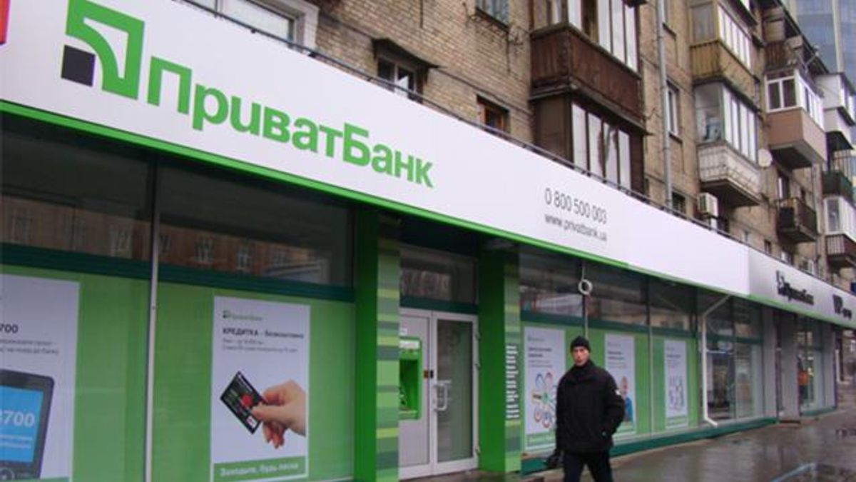 "ПриватБанк" и "Ощадбанк" закрыли более 500 отделений