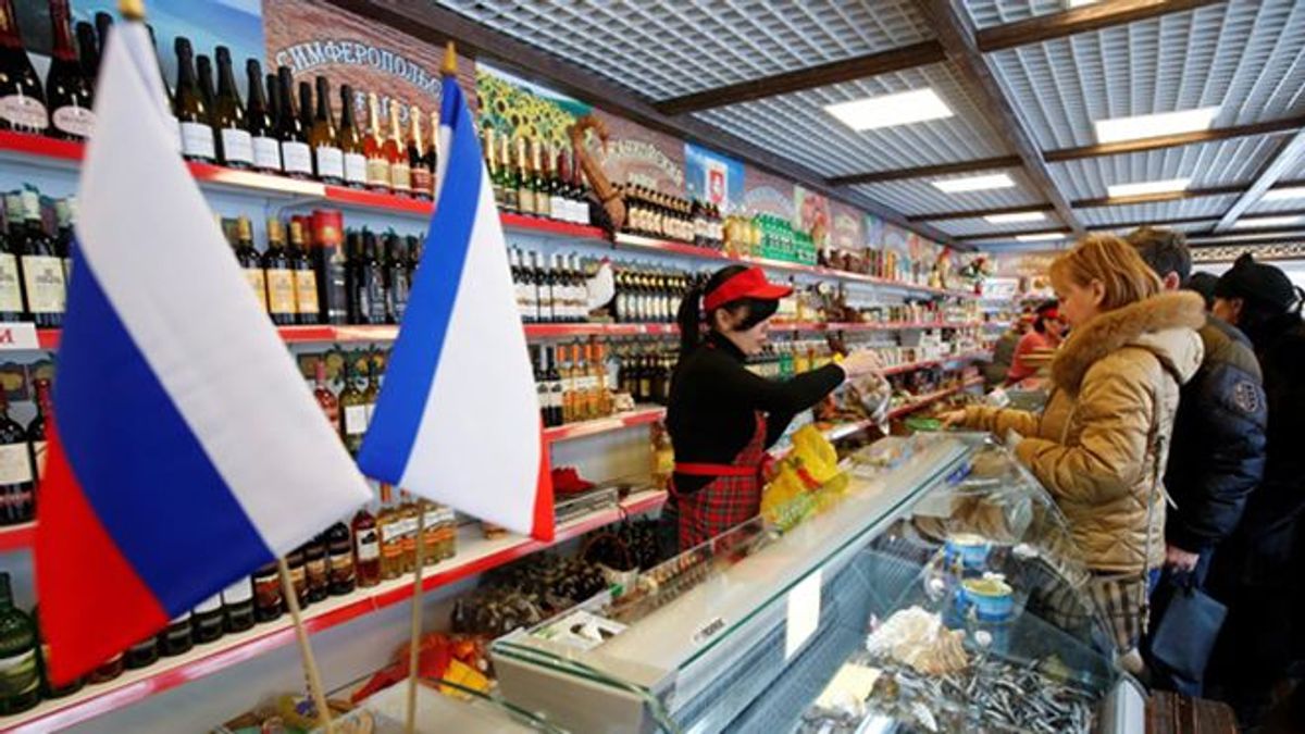 Московські ціни, та низькі зарплати: як виживають люди в анексованому Криму