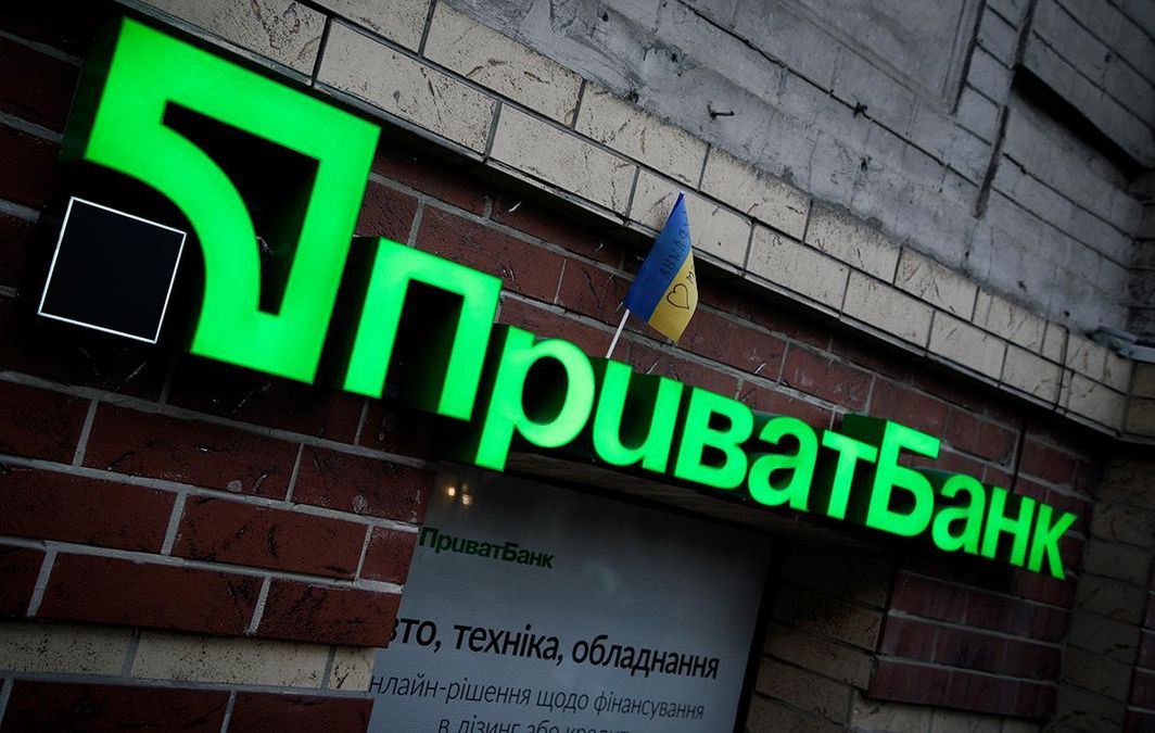 Из "Приватбанка" массово забирают валюту из-за судебных баталий Из "Приватбанка" массово забирают валюту из-за судебных баталий