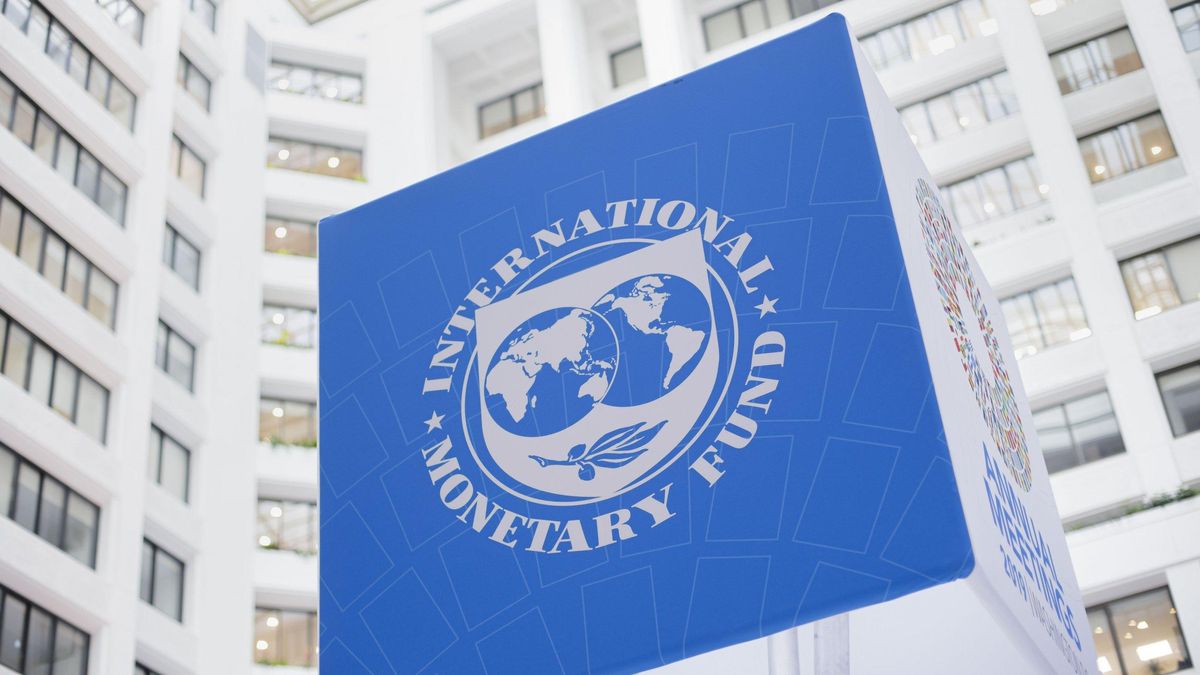 Війна в Україні відчутно відкине світову економіку назад, – МВФ