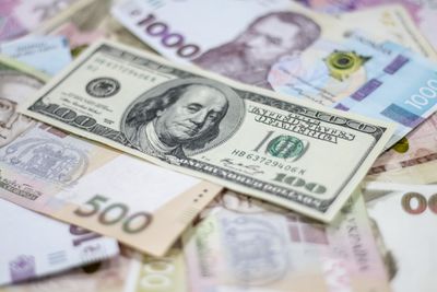 1,06 мільярда доларів за тиждень: Нацбанк наростив продаж валюти