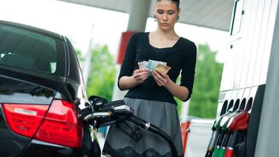 Топливо на АЗС начало дешеветь: какова стоимость бензина, автогаза и дизеля 6 июля