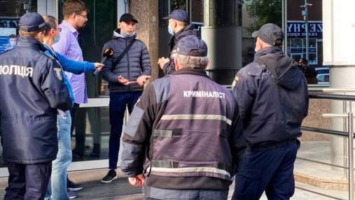 Журналісти "Схем" відновили видалені кадри нападу на них в "Укрексімбанку"